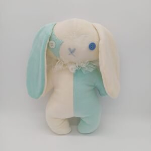 Peluche artisanale sur mesure en forme de lapin à très longues oreilles de couleurs bleus et blanches